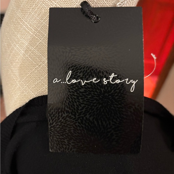 Chic Black Blouse with Patterned Sheer Sleeves - Picture 4 of 5